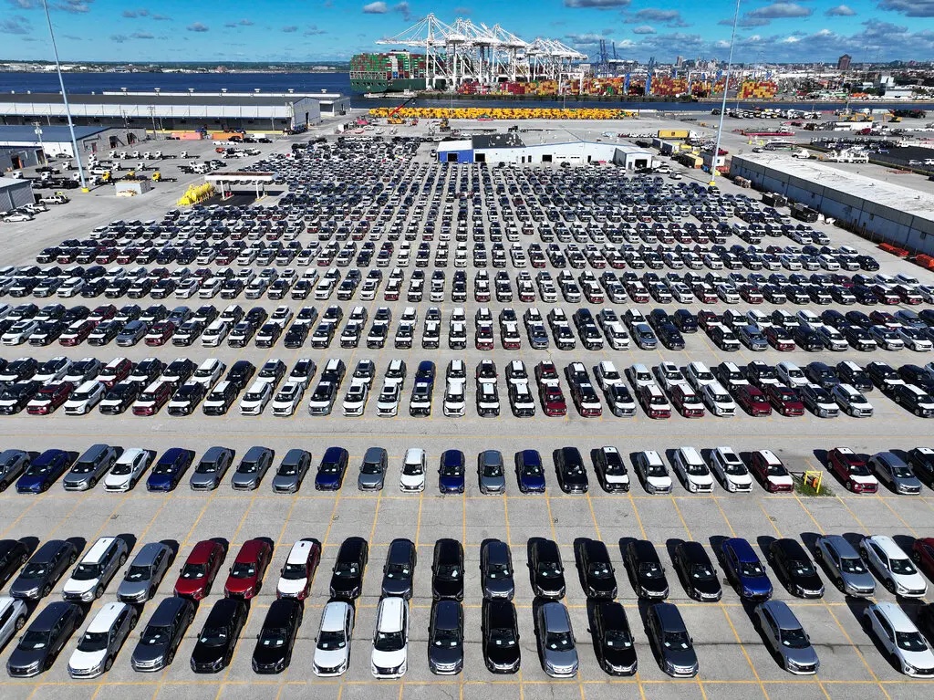 <i>Các chuyên gia thuế và kế toán chỉ ra rằng khoản khấu trừ này sẽ làm tăng thêm sự phức tạp cho phía đại lý, vì người bán cần phải cung cấp cho người tiêu dùng các bản sao kê về lãi suất của họ trong những năm tiếp theo. Ảnh: Getty.</i>