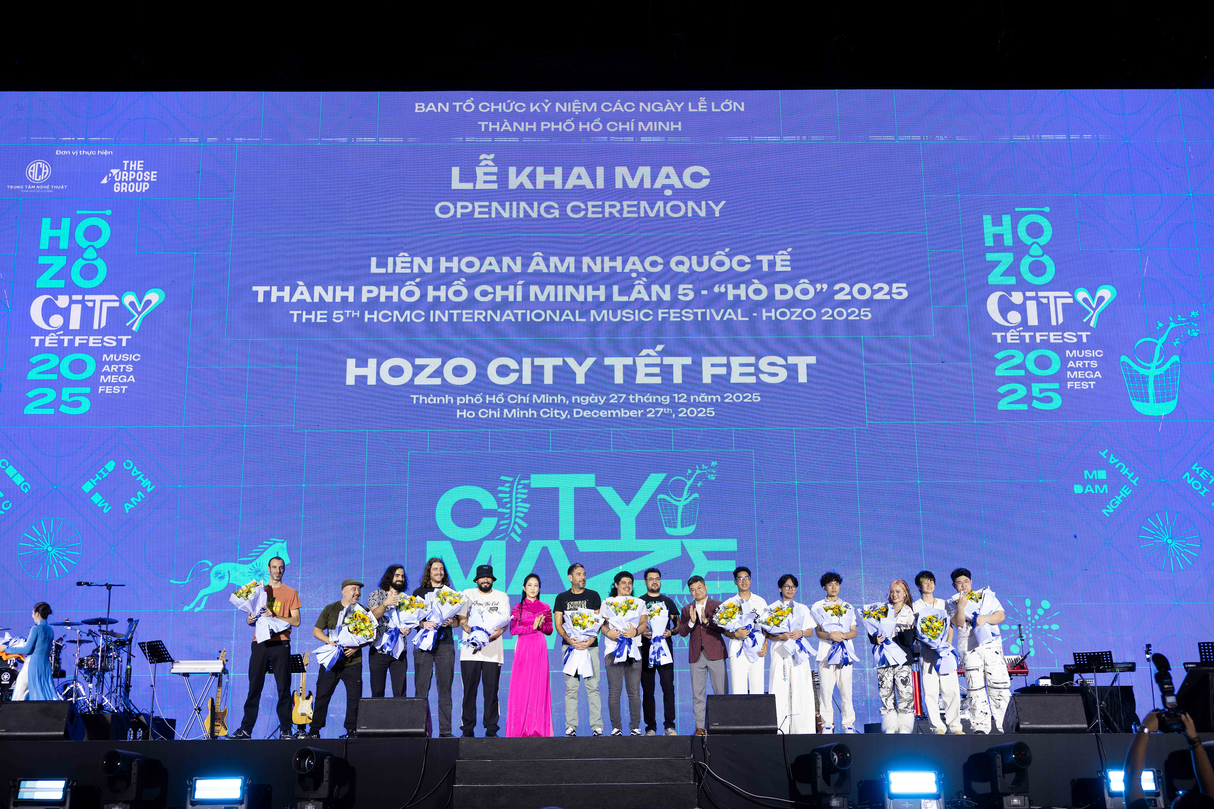 NSND Nguyễn Thị Thanh Thúy, Phó giám đốc Sở Văn hóa - Thể thao TP. Hồ Chí Minh tặng hoa cho các nghệ sỹ Việt Nam và Quốc tế tham dự Hozo City Tết Fest 2025, tối 27/12.