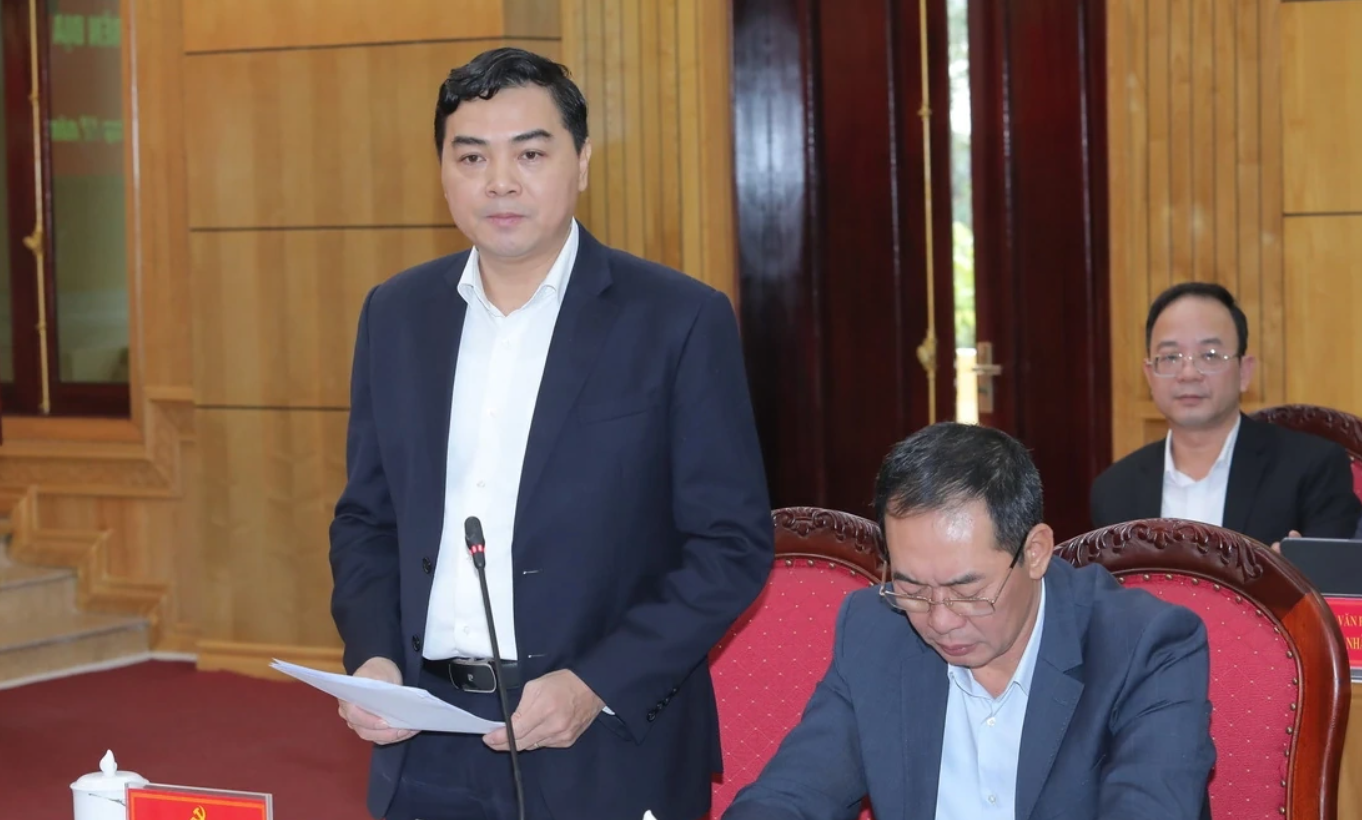 Chủ tịch UBND tỉnh Nguyễn Hoài Anh báo cáo về tình hình xử lý khó khăn, vướng mắc cho các dự án tồn đọng trên địa bàn tỉnh Thanh Hóa. Ảnh: Minh Hiếu