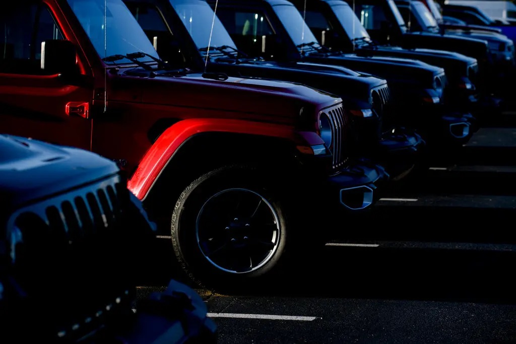 <i>Dự luật chính sách trong nước của ông Trump, được ký vào tháng 7, đã ban hành khoản khấu trừ này. Nhưng các chuyên gia về thuế và ô tô không chắc chắn liệu chính sách này sẽ là một lợi ích cho ngành công nghiệp ô tô hay sẽ mang lại khả năng chi trả. Ảnh: NYT.</i>