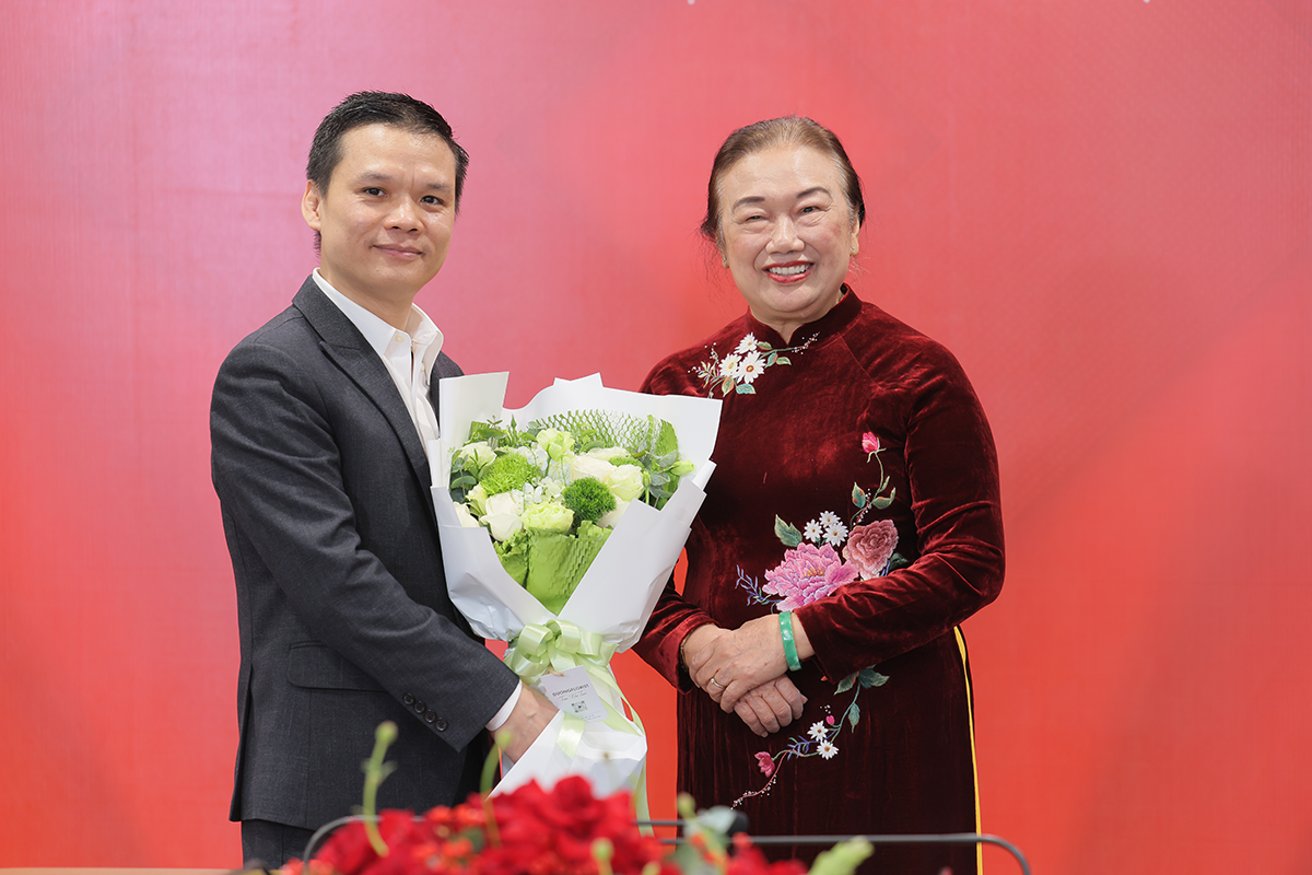 Bà Nguyễn Thị Cúc, Chủ tịch Hội Tư vấn Thuế Việt Nam và ông Hoàng Trọng Hiếu, Giám đốc Cao cấp Phát triển Giải pháp, Techcombank.