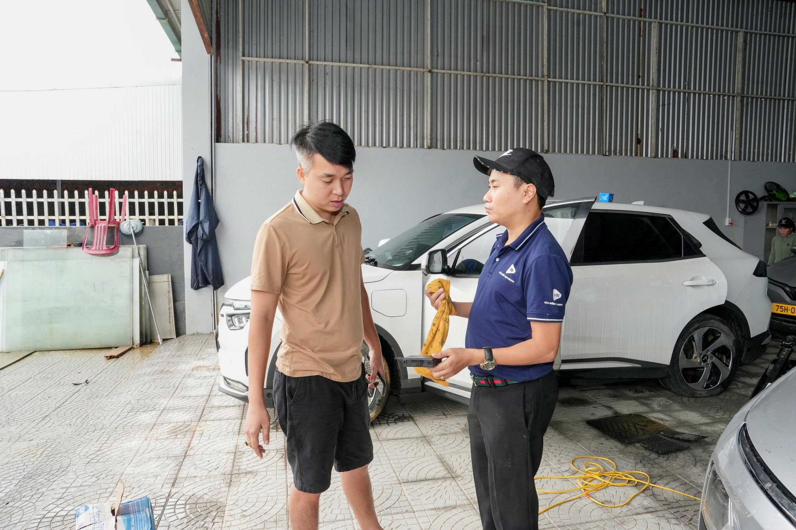 Cán bộ VBI thực hiện giám định tổn thất xe bị ngập do lũ.