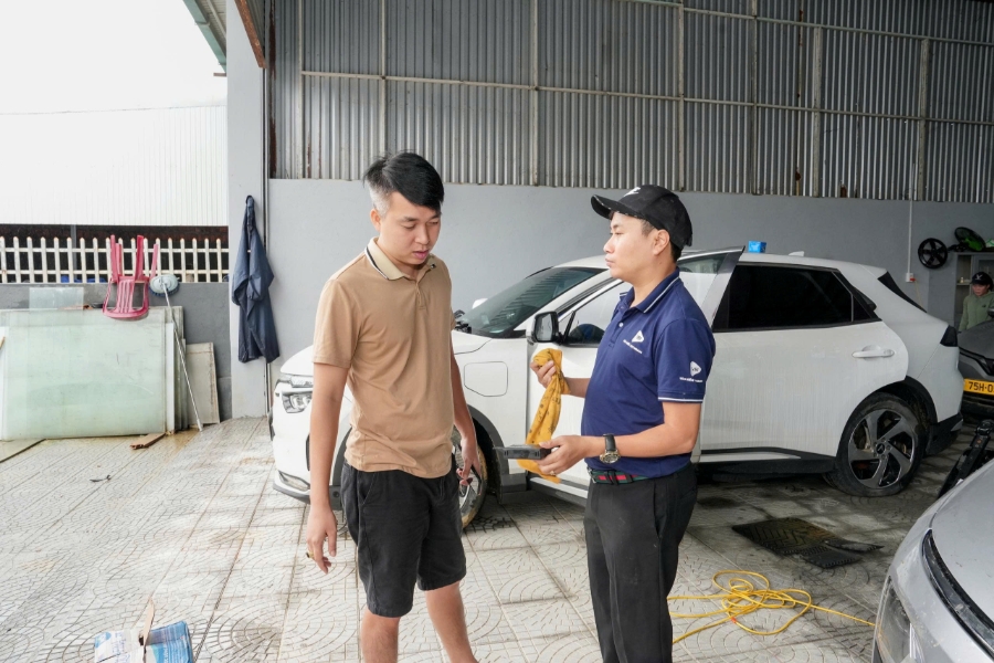 Cán bộ VBI thực hiện giám định tổn thất xe bị ngập do lũ.