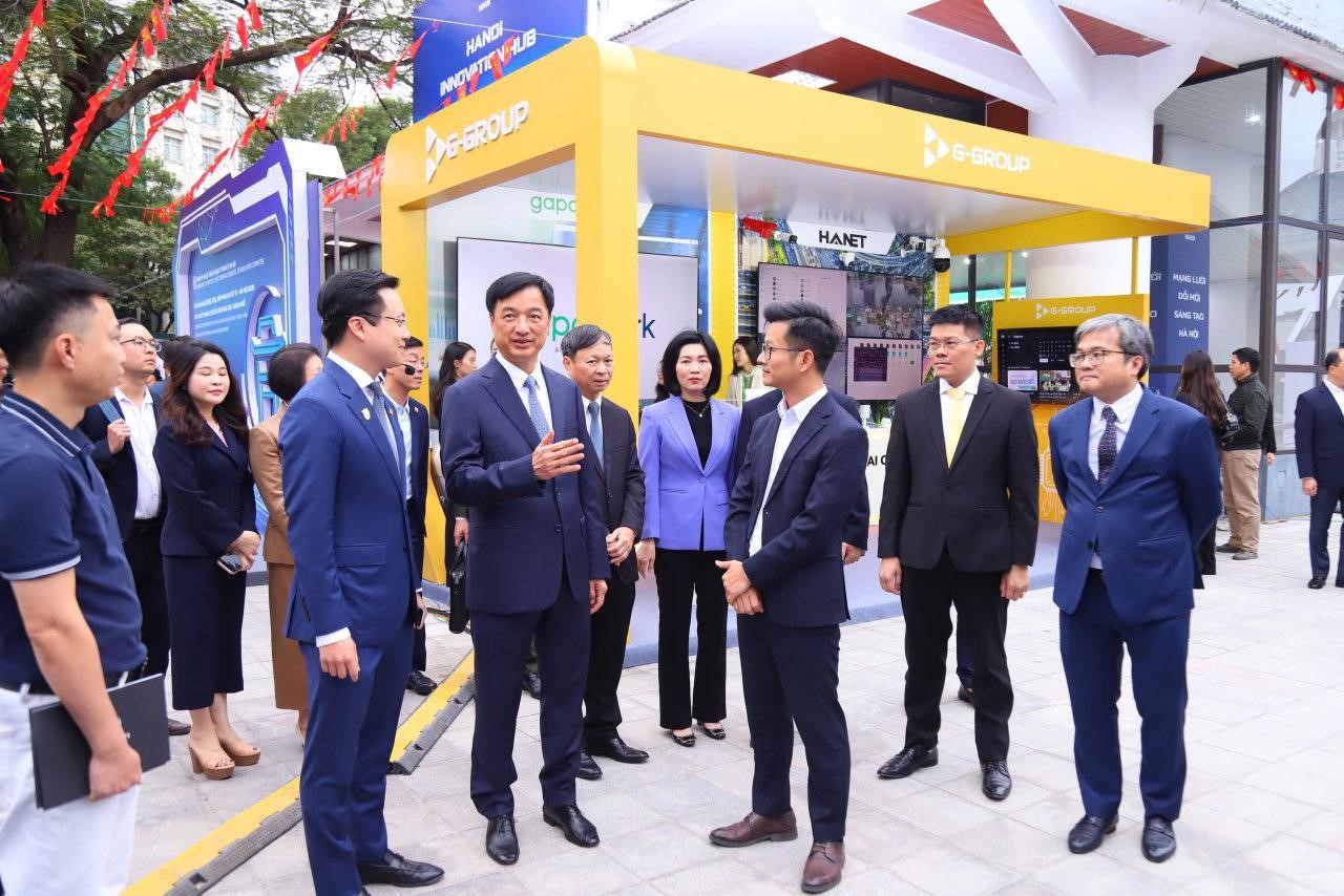 Ông Nguyễn Duy Ngọc – Bí thư Thành ủy Hà Nội trước gian hàng của G-Group tại Triển lãm “Mạng lưới đổi mới sáng tạo Hà Nội”.
