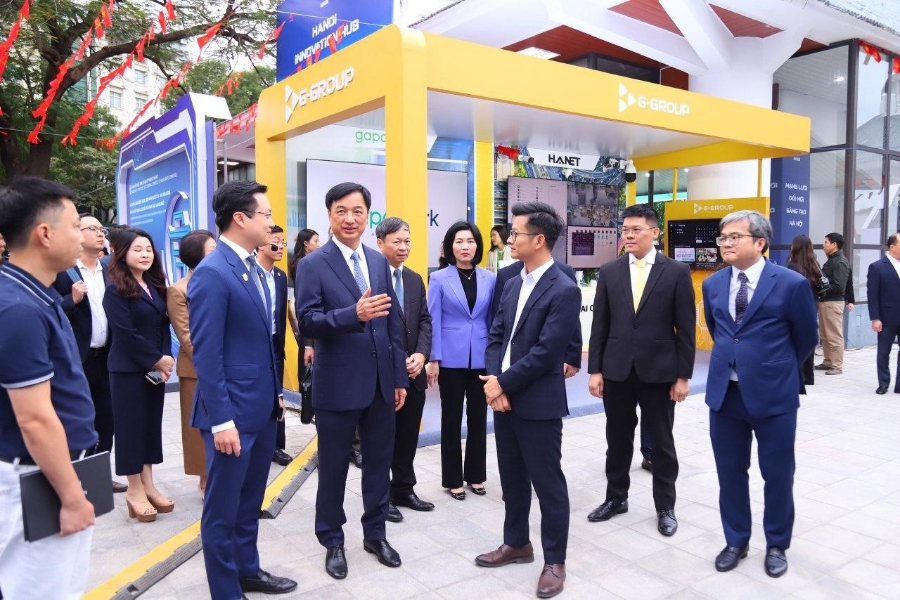 Ông Nguyễn Duy Ngọc – Bí thư Thành ủy Hà Nội trước gian hàng của G-Group tại Triển lãm “Mạng lưới đổi mới sáng tạo Hà Nội”.