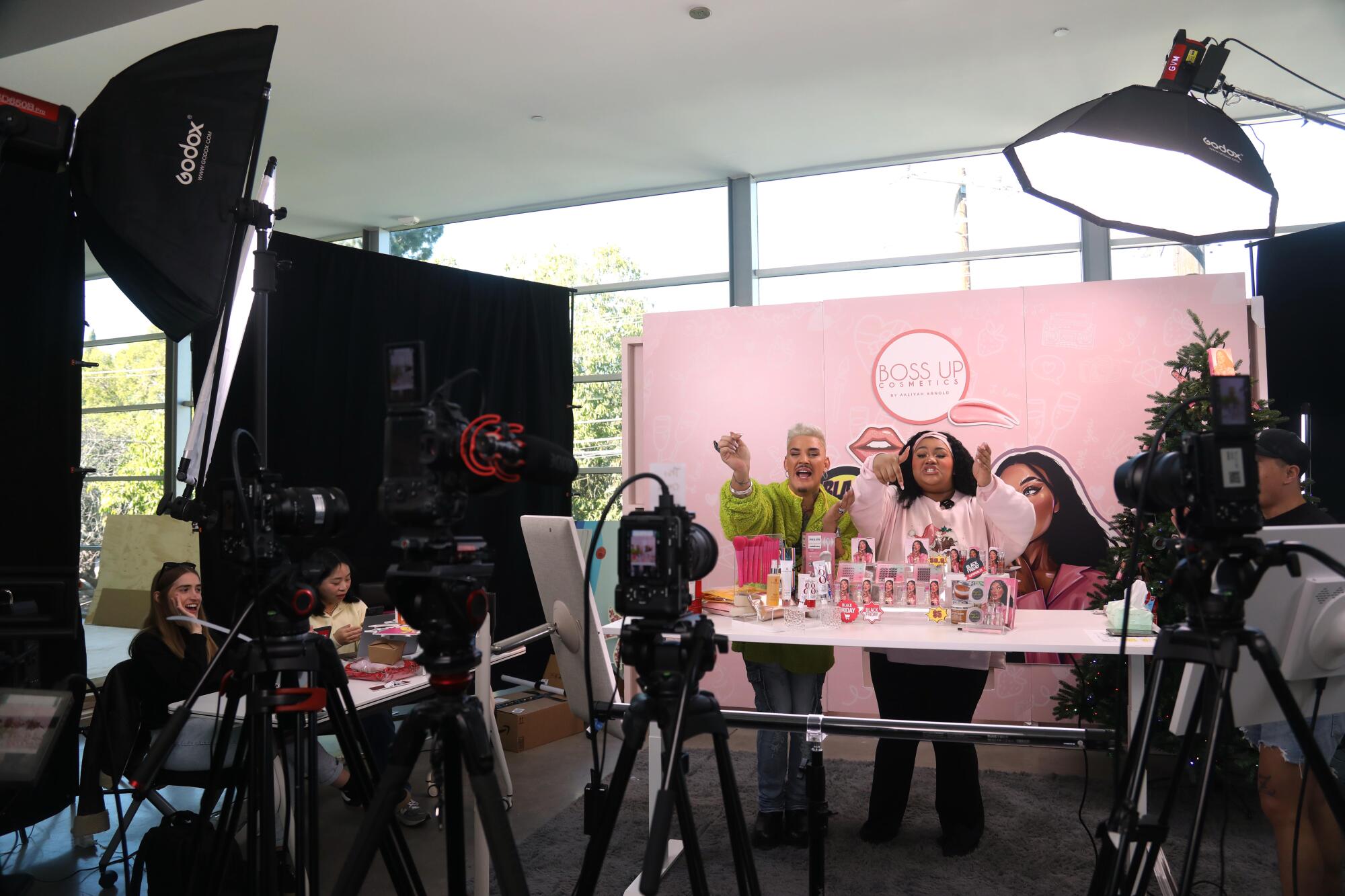 Nhiều người bán còn thuê các công ty sản xuất chuyên nghiệp thành những “show diễn” được đầu tư bài bản, chất lượng cao.