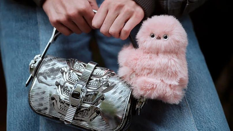 Mirumi bám vào túi xách