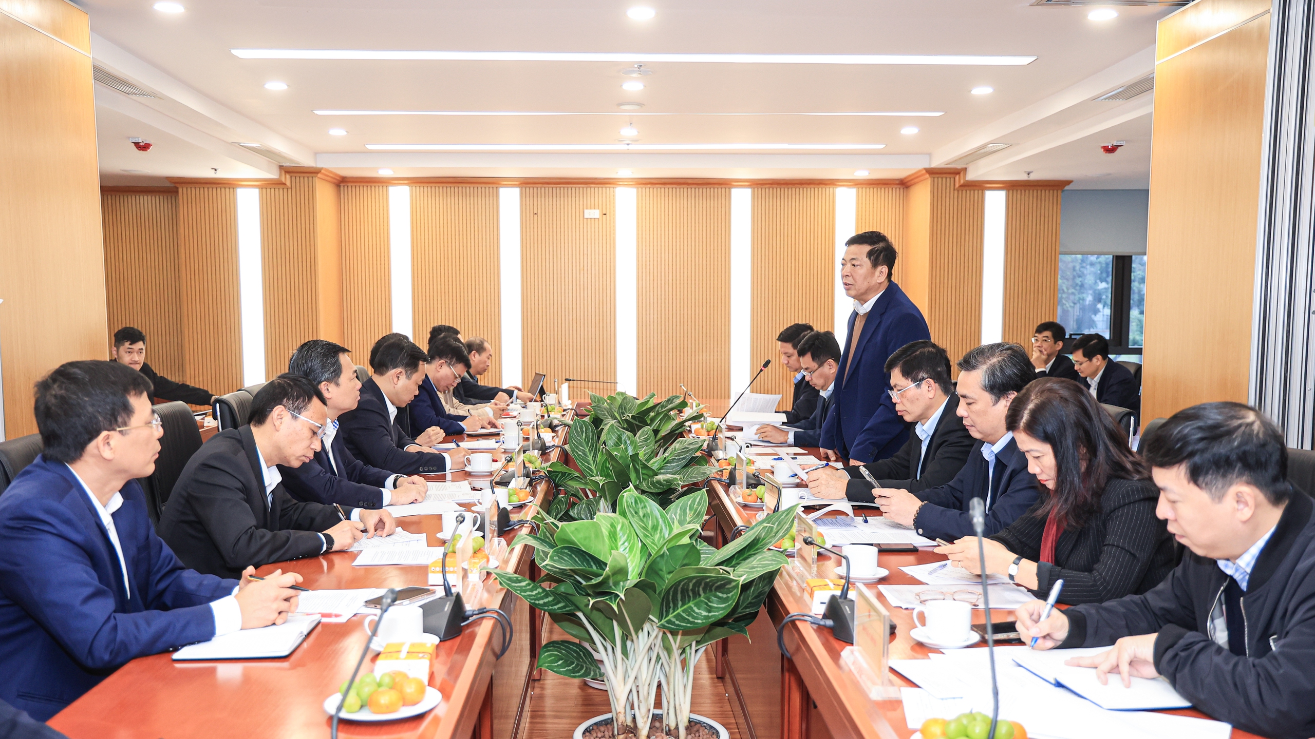 Bộ trưởng Bộ Xây dựng Trần Hồng Minh chủ trì cuộc họp. Ảnh: Báo Xây dựng.