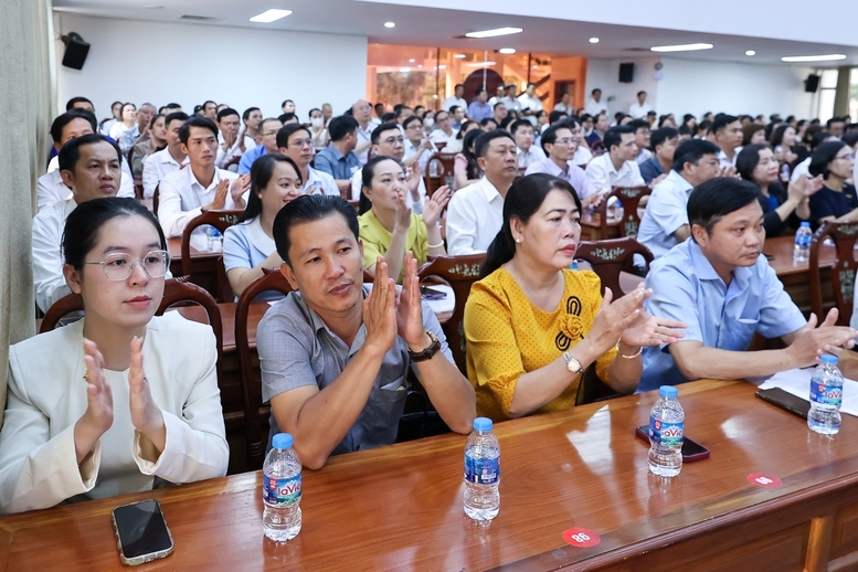 Cử tri TP. Cần Thơ tham dự buổi tiếp xúc cử tri - Ảnh: VGP