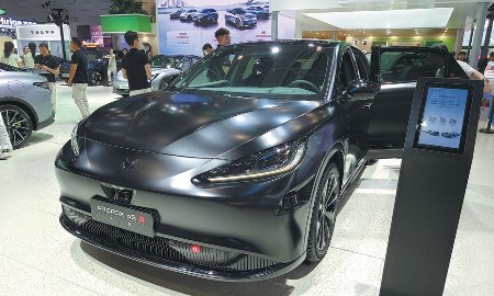 BAIC Arcfox giới thiệu mẫu sedan Alpha S tại Triển lãm Ô tô Quốc tế Vùng Vịnh Lớn Quảng Đông - Hong Kong - Macau, tổ chức tại Thâm Quyến tháng 7/2024. Ảnh: Liang Xiashun/China Daily