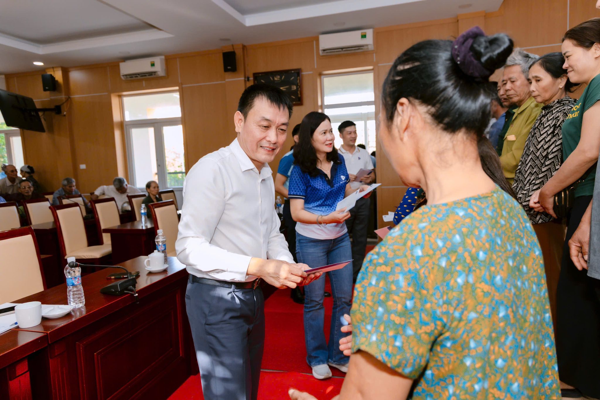 Đại diện Bảo hiểm VietinBank (VBI) Thanh Hóa tặng quà các hộ dân.