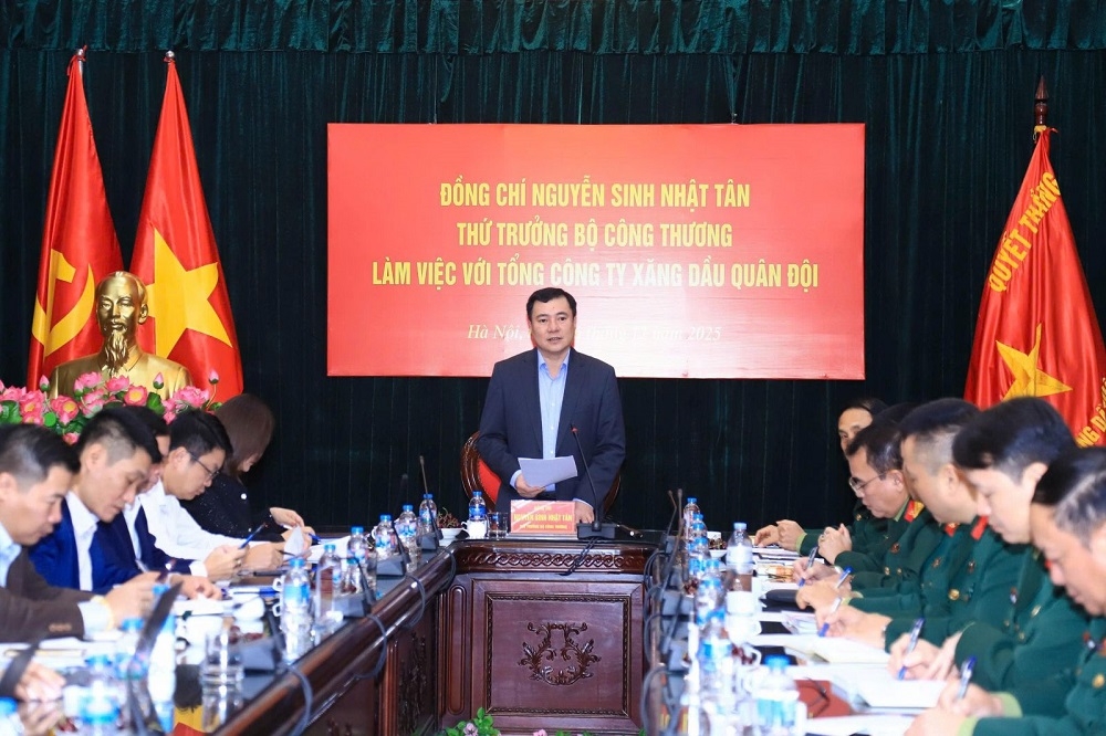 Thứ trưởng Nguyễn Sinh Nhật Tân làm việc với Tổng công ty Xăng dầu Quân đội về kế hoạch cung ứng xăng dầu. Ảnh: MOIT.