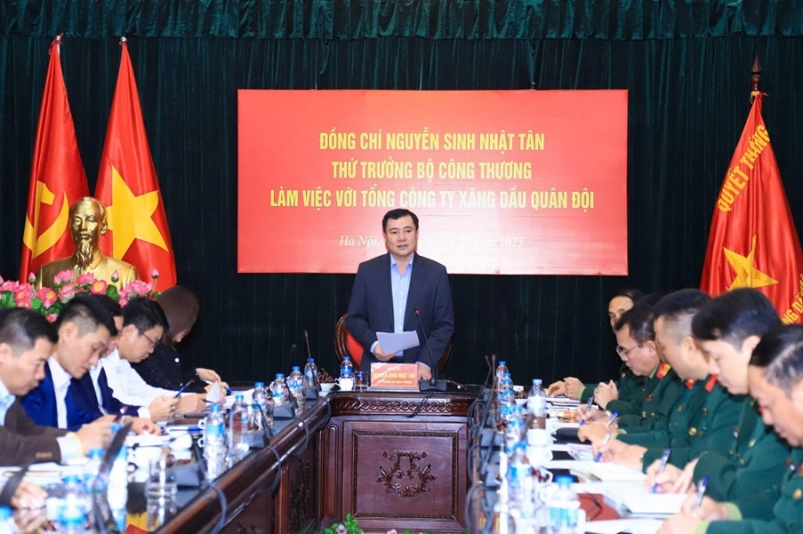 Thứ trưởng Nguyễn Sinh Nhật Tân làm việc với Tổng công ty Xăng dầu Quân đội về kế hoạch cung ứng xăng dầu. Ảnh: MOIT.