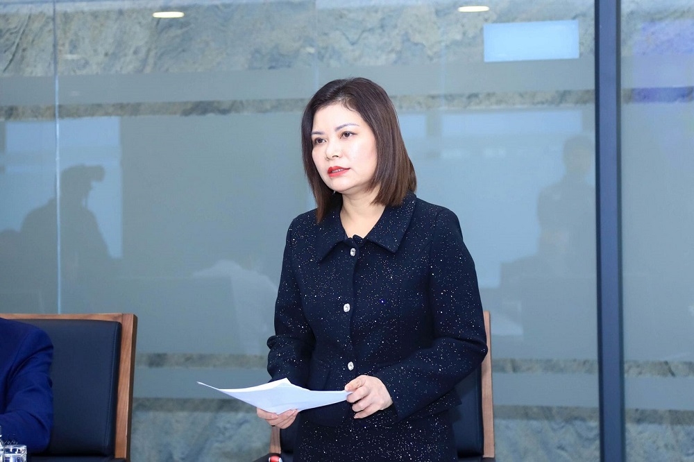 Bà Nguyễn Thúy Hiền, Phó Cục trưởng Cục Quản lý và Phát triển thị trường trong nước thông tin về tình hình cung ứng xăng dầu năm 2025 và Tết Nguyên đán Bính Ngọ năm 2026. Ảnh: MOIT.