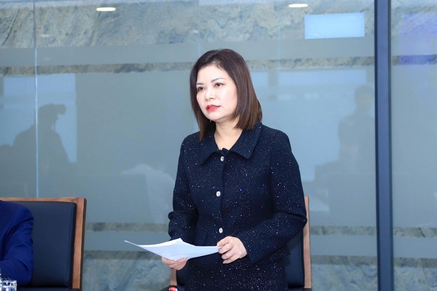 Bà Nguyễn&nbsp;Thúy&nbsp;Hiền, Phó Cục trưởng Cục Quản lý và Phát triển thị trường trong nước thông tin về tình hình cung ứng xăng dầu năm 2025 và Tết Nguyên đán Bính Ngọ năm 2026. Ảnh: MOIT.