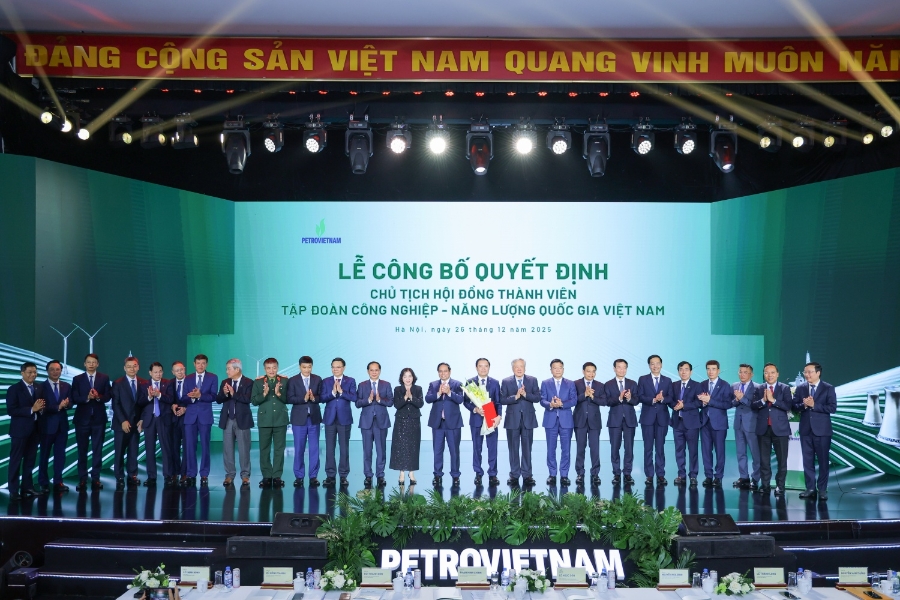 Thủ tướng Chính phủ Phạm Minh Chính, lãnh đạo Chính phủ và các Bộ, ngành, lãnh đạo Petrovietnam chúc mừng tân Chủ tịch Hội đồng Thành viên Petrovietnam Lê Ngọc Sơn.