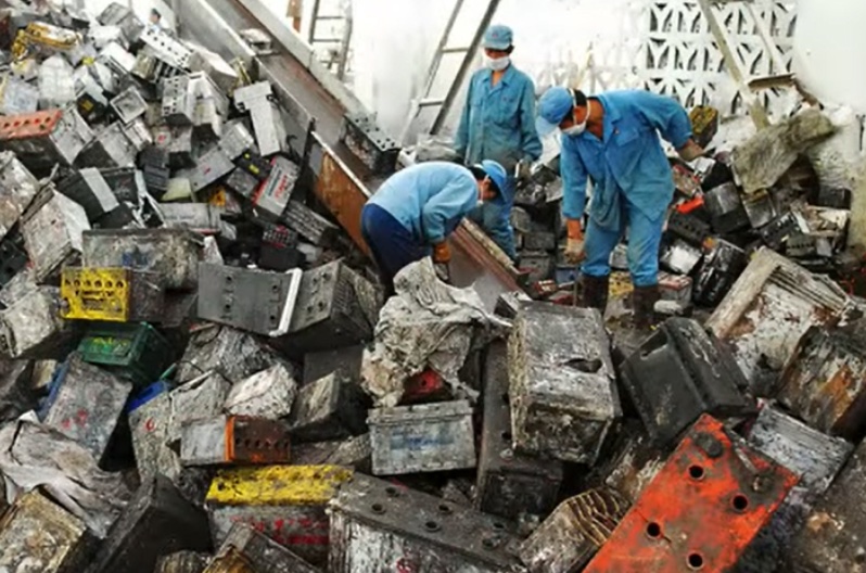 <i>Chất thải pin được quản lý kém có thể giải phóng các chất độc hại, gây ô nhiễm nước và đất, và tạo ra nguy cơ cháy nổ.</i>