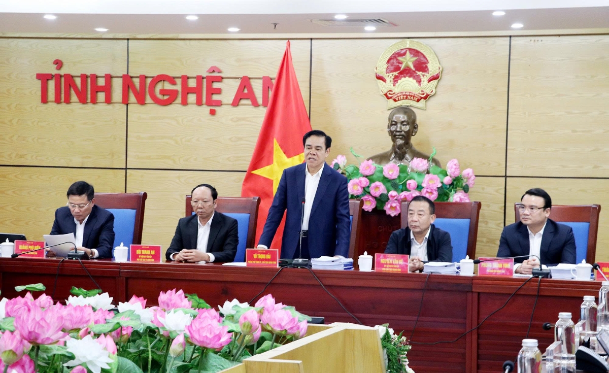 Chủ tịch UBND tỉnh Nghệ An Võ Trọng Hải chủ trì phiên họp