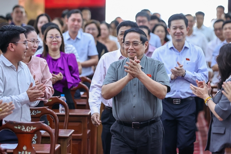 Thủ tướng Phạm Minh Chính cùng Đoàn đại biểu Quốc hội TP. Cần Thơ tiếp xúc cử tri - Ảnh: VGP