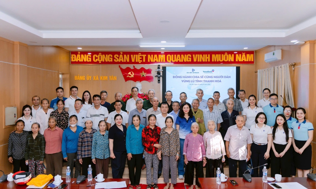 Đại diện các đơn vị trao quà cho các hộ nghèo, gia đình chính sách.