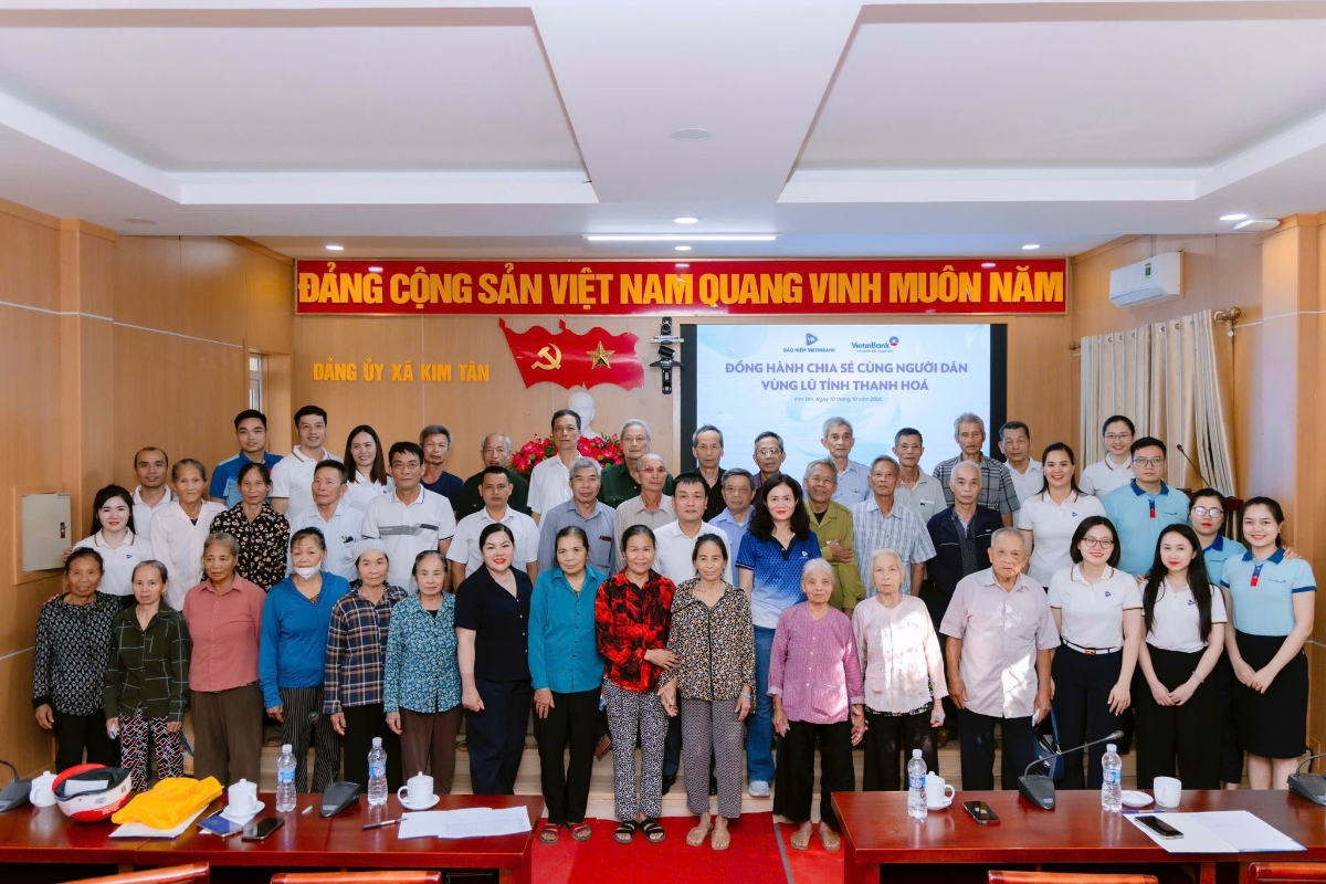 Đại diện các đơn vị trao quà cho các hộ nghèo, gia đình chính sách.