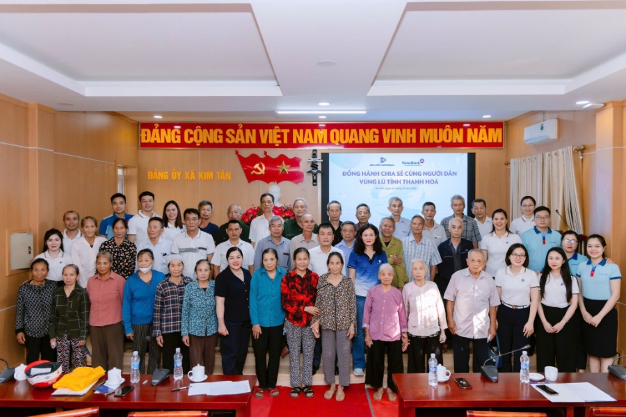 Đại diện các đơn vị trao quà cho các hộ nghèo, gia đình chính sách.