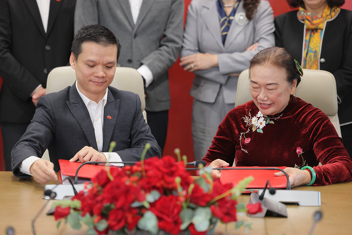 Bà Nguyễn Thị Cúc, Chủ tịch Hội Tư vấn Thuế Việt Nam và ông Hoàng Trọng Hiếu, Giám đốc Cao cấp Phát triển Giải pháp, Techcombank tại lễ ký kết hợp tác.