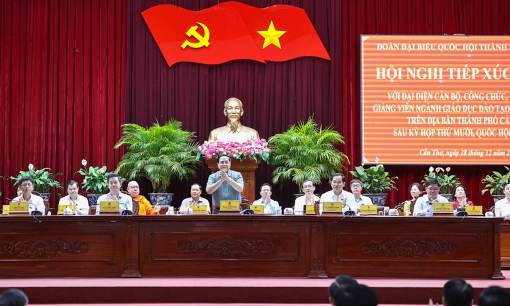 Thủ tướng Phạm Minh Chính cùng Đoàn đại biểu Quốc hội TP. Cần Thơ tại buổi tiếp xúc cử tri - Ảnh: VGP