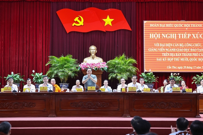 Thủ tướng Phạm Minh Chính cùng Đoàn đại biểu Quốc hội TP. Cần Thơ tại buổi tiếp xúc cử tri - Ảnh: VGP