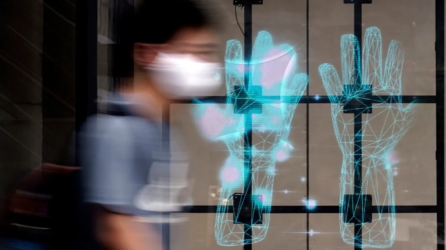 Trong tương lai gần, AI được xem là “cánh tay hỗ trợ” cho bác sĩ, thay vì một giải pháp thay thế hoàn toàn con người. Ảnh: Eugene Hoshiko/AP