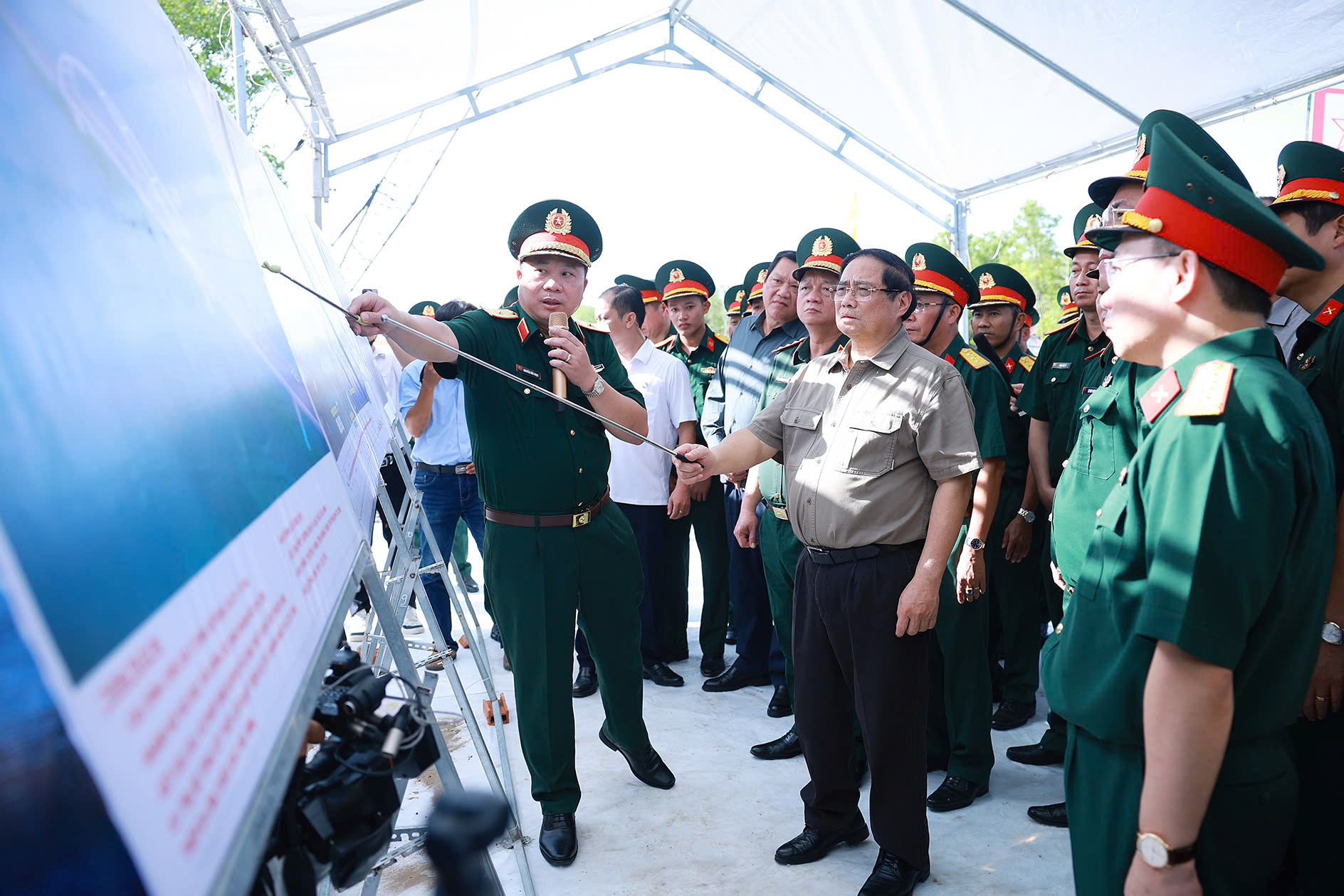 Thủ tướng nghe các đơn vị báo cáo. Ảnh: TTXVN

