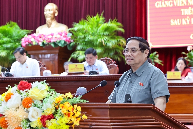 Thủ tướng chia sẻ thêm về nội dung chuyên đề tiếp xúc cử tri liên quan đến hai lĩnh vực giáo dục và y tế - Ảnh: VGP