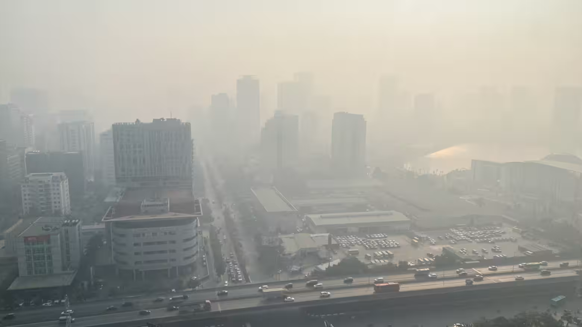 Ô nhiễm không khí bao trùm Hà Nội gần đây - Ảnh: Reuters