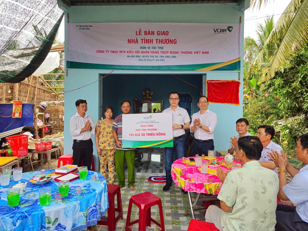 Ông Trịnh Hoài Nam – Thành viên HĐTV, Giám đốc Công ty kiều hối Vietcombank và Ông Ngô Nhật Linh – Phó giám đốc, Chủ tịch công đoàn cơ sở cùng đại diện chính quyền trong buổi lễ bàn giao nhà tại Vĩnh Long.