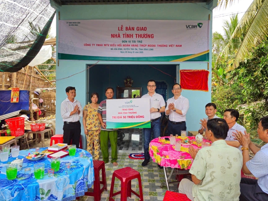 Ông Trịnh Hoài Nam – Thành viên HĐTV, Giám đốc Công ty kiều hối Vietcombank và Ông Ngô Nhật Linh – Phó giám đốc, Chủ tịch công đoàn cơ sở cùng đại diện chính quyền trong buổi lễ bàn giao nhà tại Vĩnh Long.