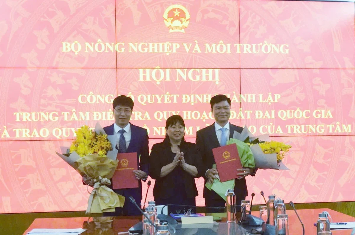 Thứ trưởng Bộ Nông  nghiệp và Môi trường Nguyễn Thị Phương Hoa trao quyết định bổ nhiệm ông Chu An Trường, Phó Cục trưởng Cục Quản lý đất đai giữ chức Tổng Giám đốc Trung tâm; ông Nguyễn Đắc Nhẫn, Phó Cục trưởng Cục Quản lý đất đai giữ chức Phó Tổng Giám đốc Trung tâm. Ảnh: Trường Giang