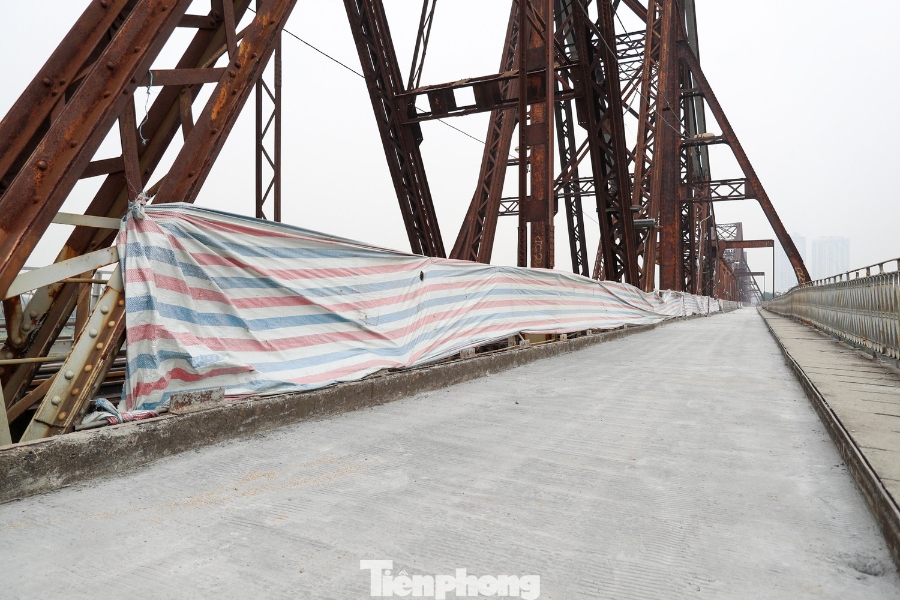 Mặt cầu Long Biên đã được rải nhựa mới. Ảnh: Báo Tiền Phong.