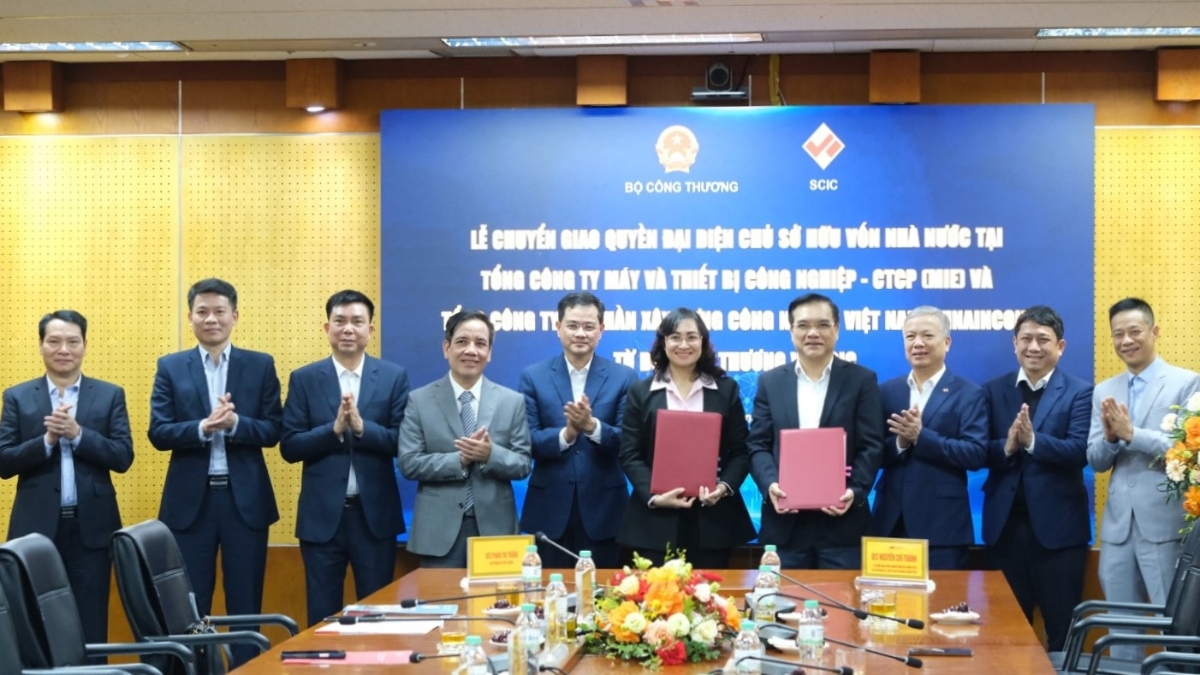 Thứ trưởng Bộ Công Thương Phan Thị Thắng và Chủ tịch HĐTV SCIC Nguyễn Chí Thành ký kết Biên bản chuyển giao. Ảnh: MOIT.