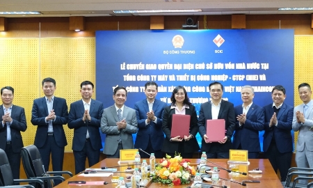 Thứ trưởng Bộ Công Thương Phan Thị Thắng và Chủ tịch HĐTV SCIC Nguyễn Chí Thành ký kết Biên bản chuyển giao. Ảnh: MOIT.