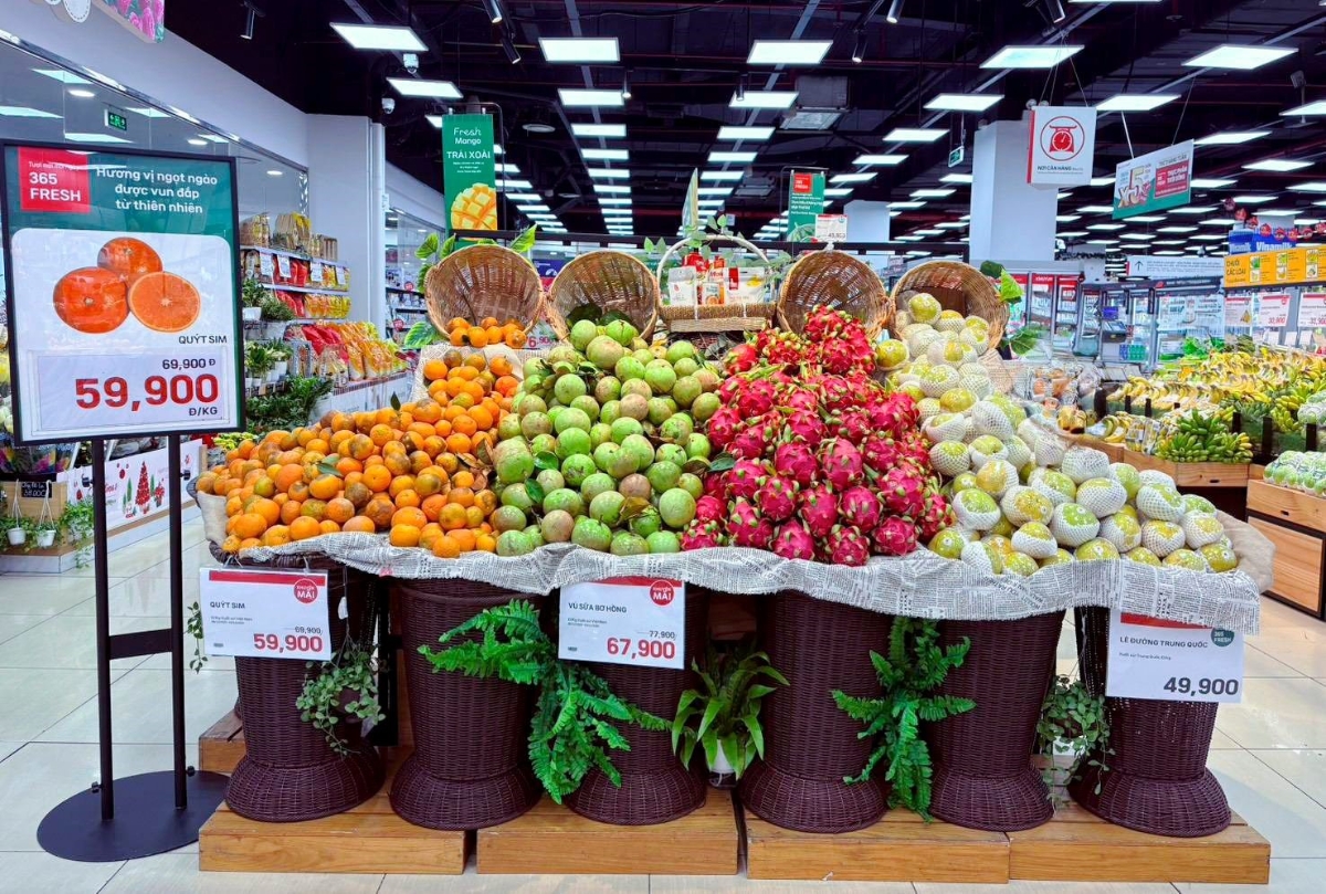 Không gian trưng bày hàng Tết tai các siêu thị đã được mở rộng hơn so với ngày thường.&nbsp;