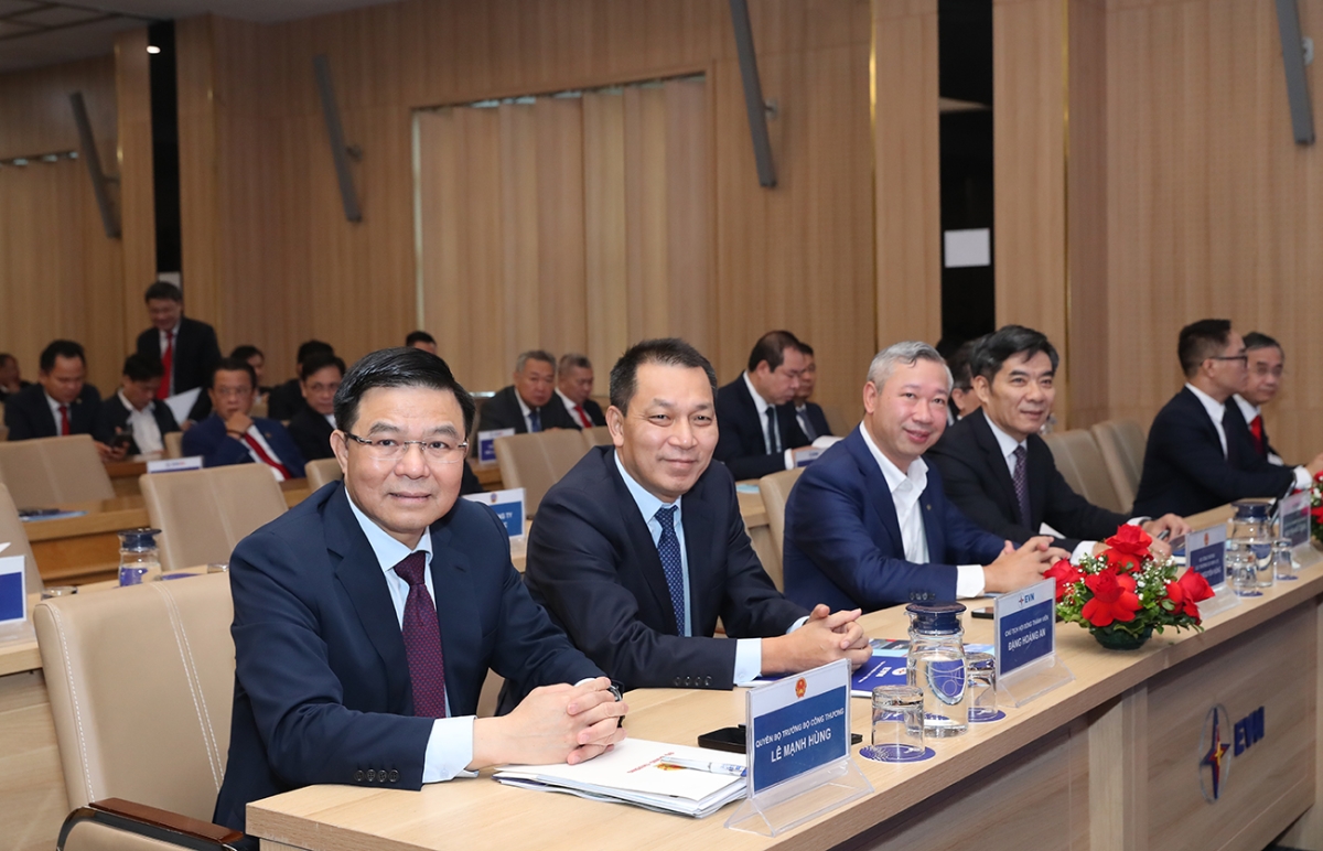 Quyền Bộ trưởng Bộ Công Thương Lê Mạnh Hùng và lãnh đạo các đơn vị trực thuộc Bộ Công Thương, EVN tại hội nghị. Ảnh: EVN.