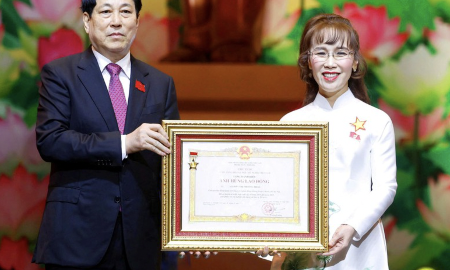 Chủ tịch nước Lương Cường trao danh hiệu Anh hùng Lao động cho Tiến sĩ Nguyễn Thị Phương Thảo - Ảnh: VGP.