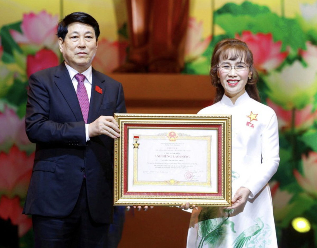 Chủ tịch nước Lương Cường trao danh hiệu Anh hùng Lao động cho Tiến sĩ Nguyễn Thị Phương Thảo - Ảnh: VGP. 