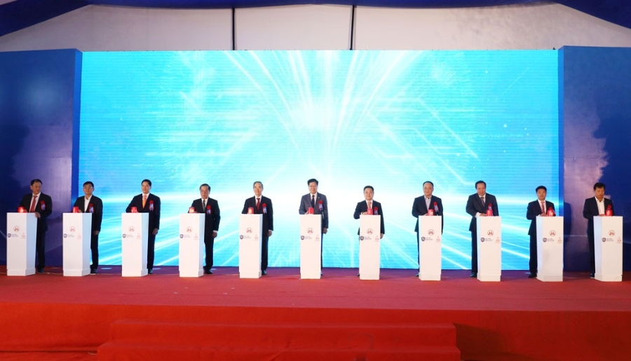 Các đại biểu thực hiện nghi thức khởi công dự án. Ảnh: Lê Dũng