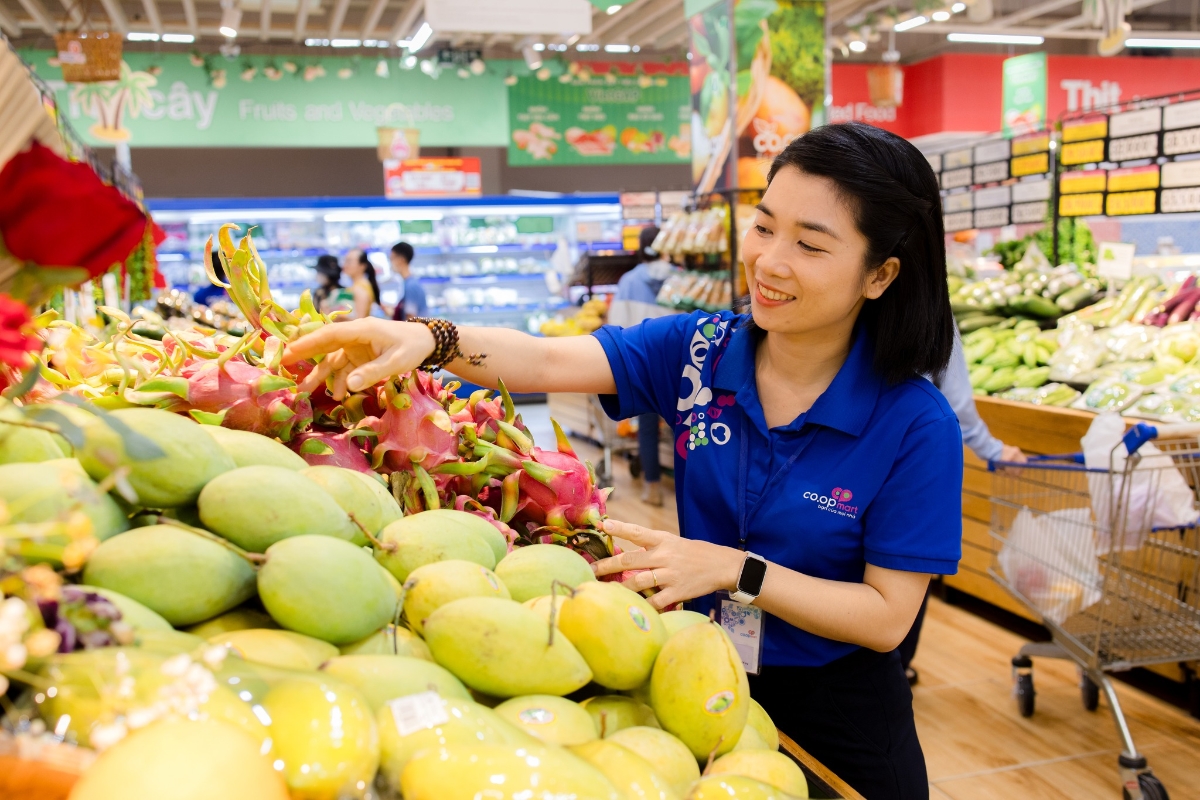 Các doanh nghiệp&nbsp;tập trung dự trữ nhóm hàng thiết yếu .