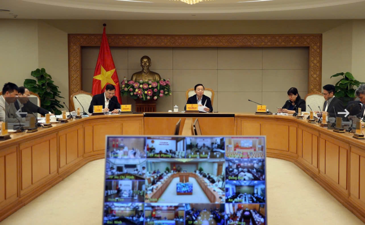 Phó Thủ tướng Trần Hồng Hà nghe báo cáo tại cuộc họp. Ảnh: VGP