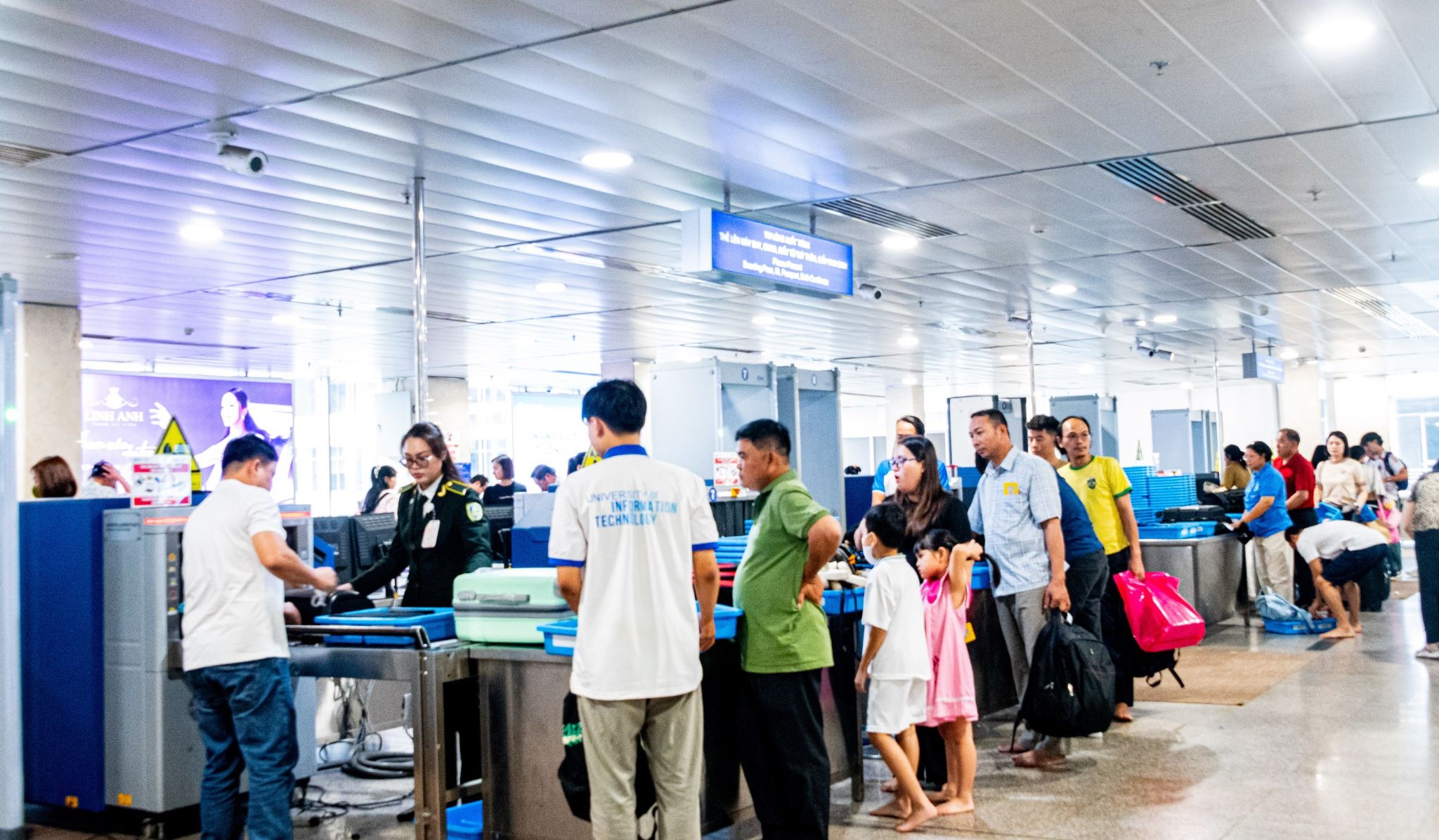 Sân bay khuyến khích hành khách làm thủ tục web check-in hoặc tự làm check-in tại các kiosk tại sân bay Tân Sơn Nhất.