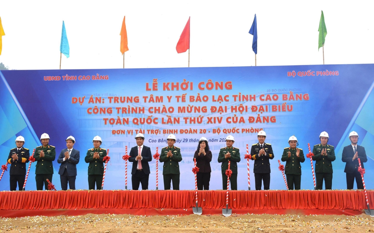Đại tướng Phan Văn Giang, Bộ trưởng Bộ Quốc phòng, cùng lãnh đạo Bộ Y tế, Ủy ban Nhân dân tỉnh Cao Bằng thực hiện nghi thức khởi công.