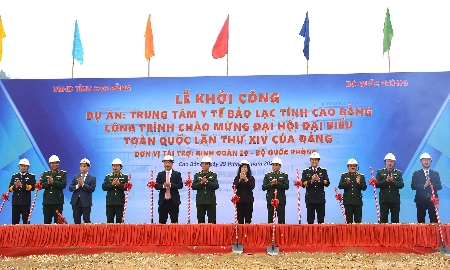 Đại tướng Phan Văn Giang, Bộ trưởng Bộ Quốc phòng, cùng lãnh đạo Bộ Y tế, Ủy ban Nhân dân tỉnh Cao Bằng thực hiện nghi thức khởi công.