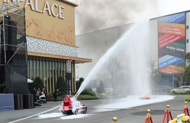 Robot cứu hỏa đang tự động thực hiện thao tác.